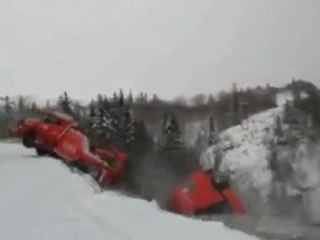 Caminhão cai no abismo quando era rebocado