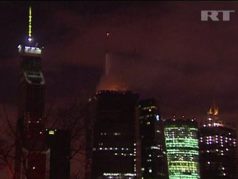 Un incendie détruit les étages supérieurs d'un gratte-ciel