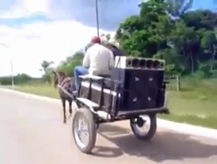 At arabasında full müzik sistemi