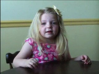 Les parents prémâchent le repas de leur enfant