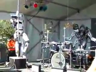 Bateri çalan robot