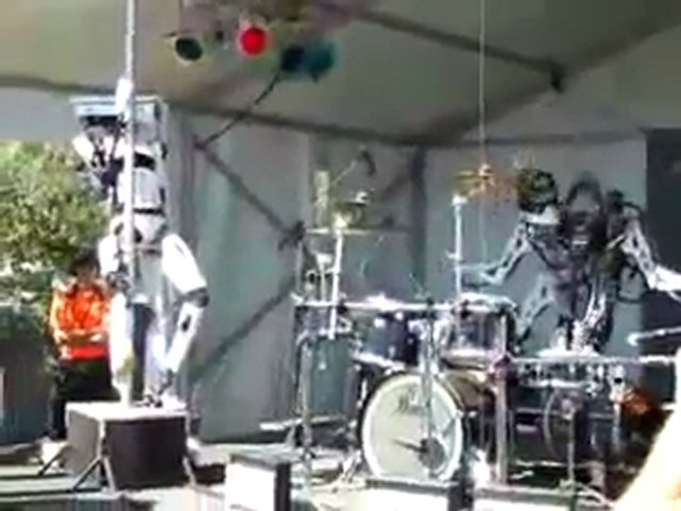 Bateri çalan robot