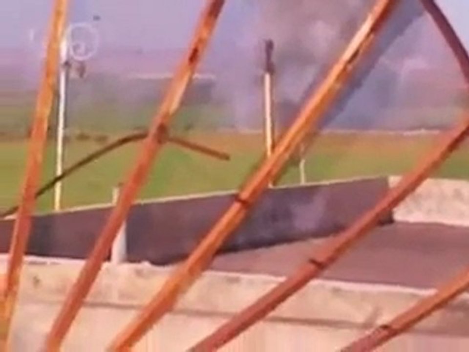 فري برس ادلب تفجير حاملة صواريخ وباص شبيحة في ادلب تل مرديخ وتطاير الصواريخ منها عملية نوعية لجيش الحر  3 4 2012