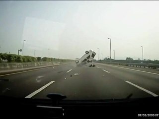 Crash entre deux voitures sur une autoroute