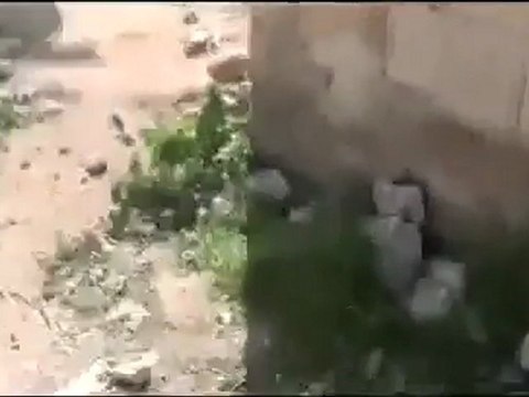 فري برس مقطع يظهر اصابة احد عناصر الجيش الحر واستشهاد 3 4 2012
