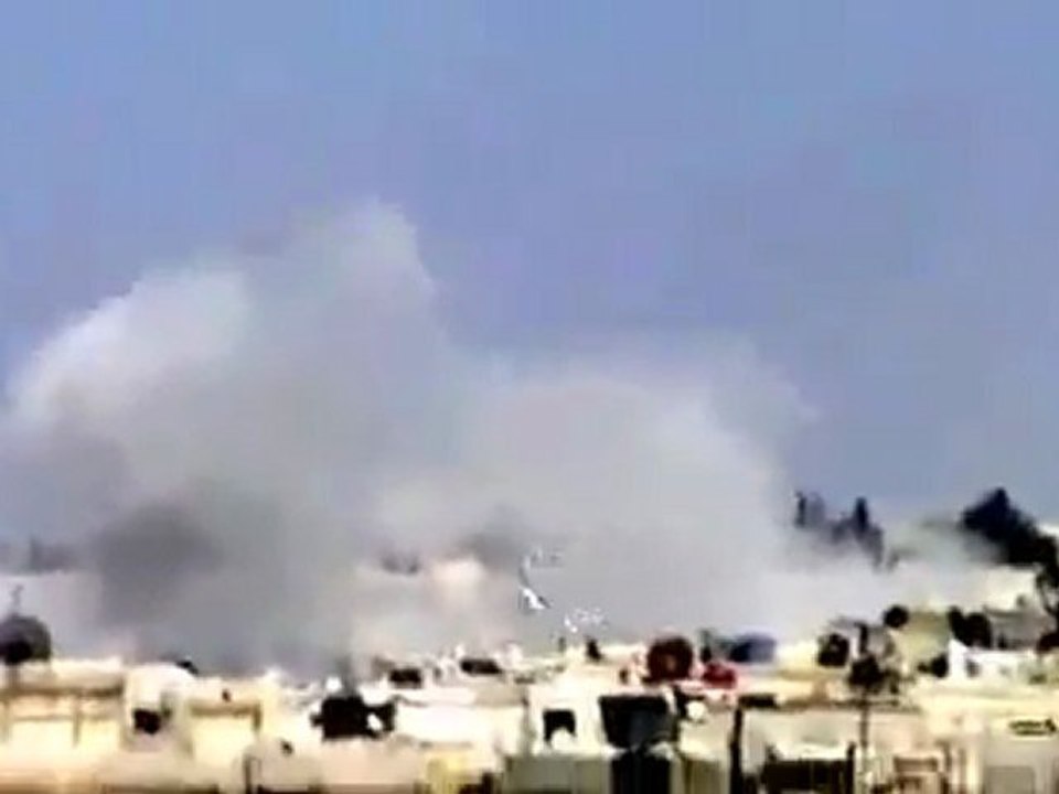 فري برس   حي دير بعلبة تصاعد الدخان الكثيف من منازل المدنيين بسبب إستمرار القصف العنيف على الحي 3 4 2012