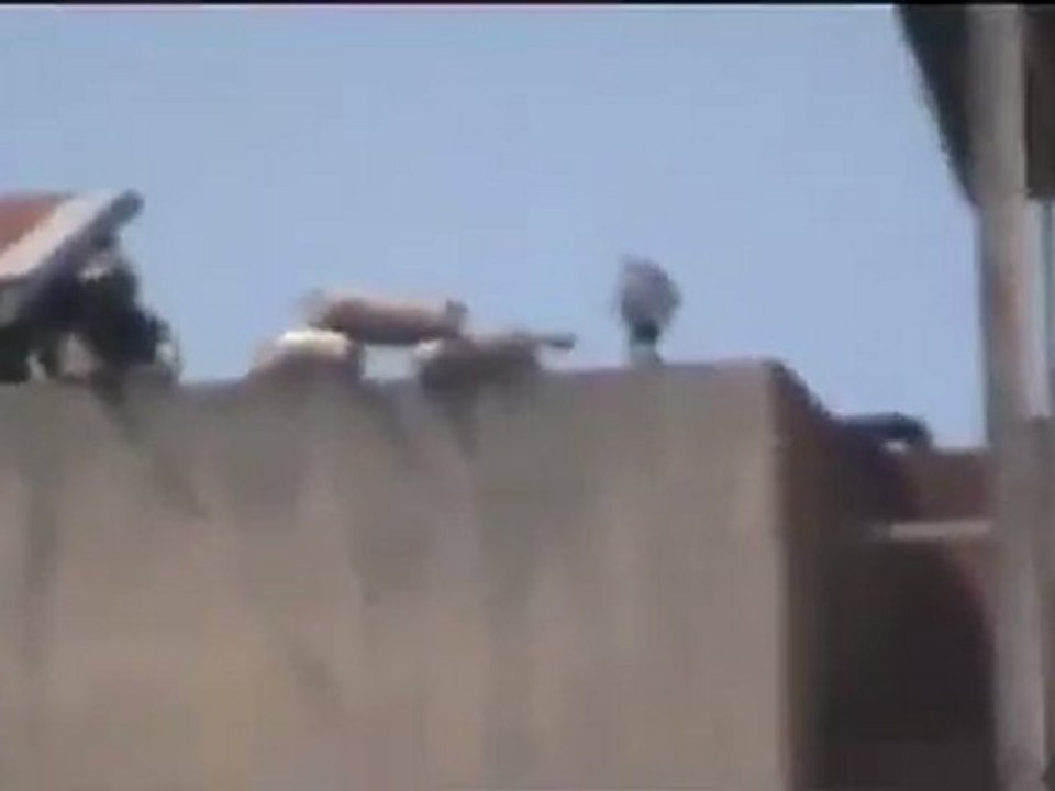 فري برس   حمص الصامدة التواجد الامني في الوعر على مشفى البر 3 4 2012