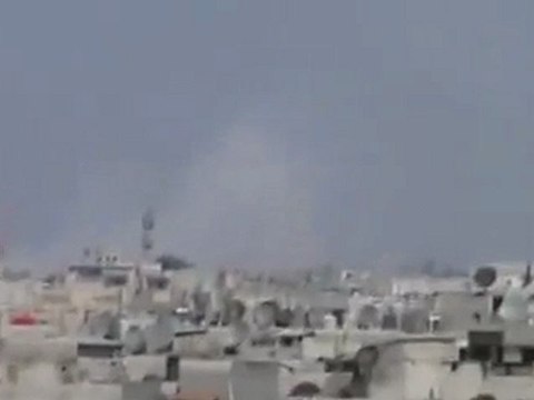 فري برس تصاعد الدخان من حي دير بعلبة بسبب قصف الحي من قبل عصابات بشار الأسد 3 4 2012 ج2