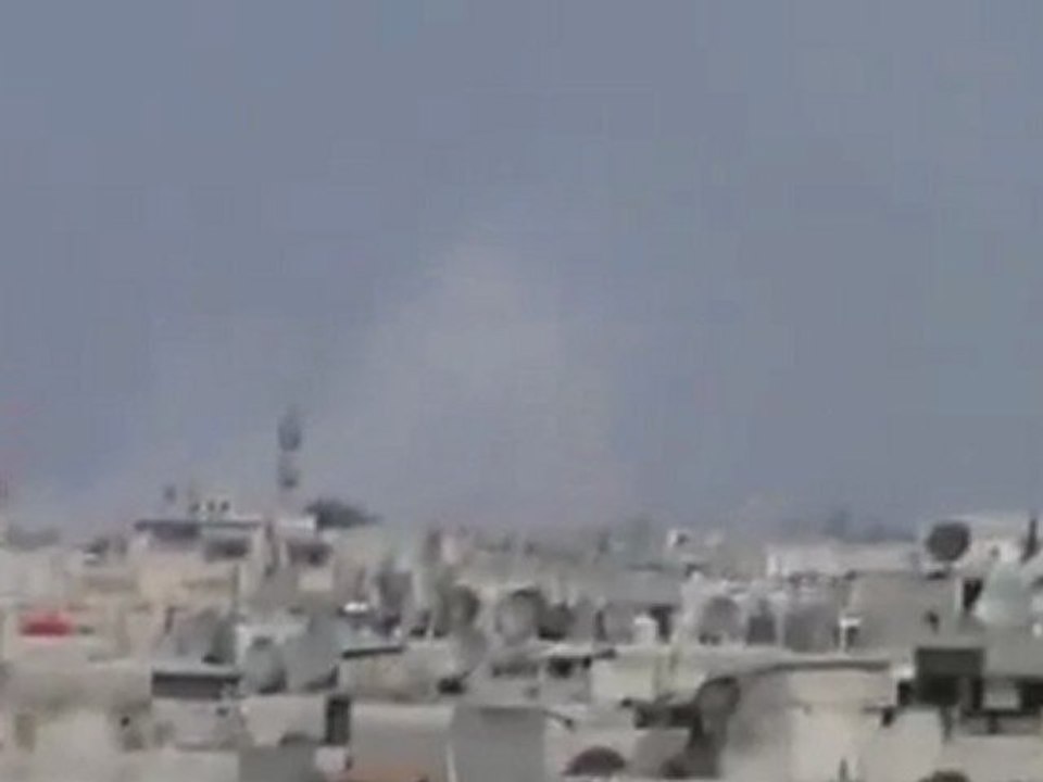 فري برس   تصاعد الدخان من حي دير بعلبة بسبب قصف الحي من قبل عصابات بشار الأسد 3 4 2012 ج2