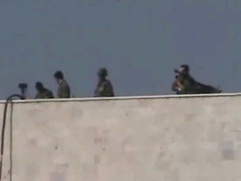 حماه - حميدية - الامن والشسبيحه ينتشرون على سطح المجمع...