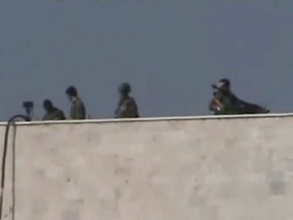 حماه - حميدية - الامن والشسبيحه ينتشرون على سطح المجمع...