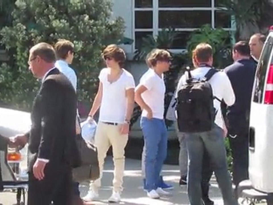 Harry Styles Dresses the Same as Band Mate Niall Horan