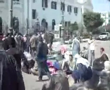 اهالي قريه بابوقرقاص يقطعون طريق الكورنيش احتجاجا علي قيام الاوقاف بعمل حجوزات علي المنازل 27:2:2012