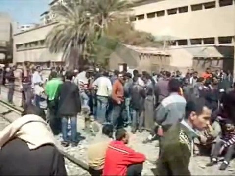 قيام العشرات من المعاقين باسيوط اليوم بقطع مزلقان شارع رياض مما تسبب فى توقف حركة القطارات