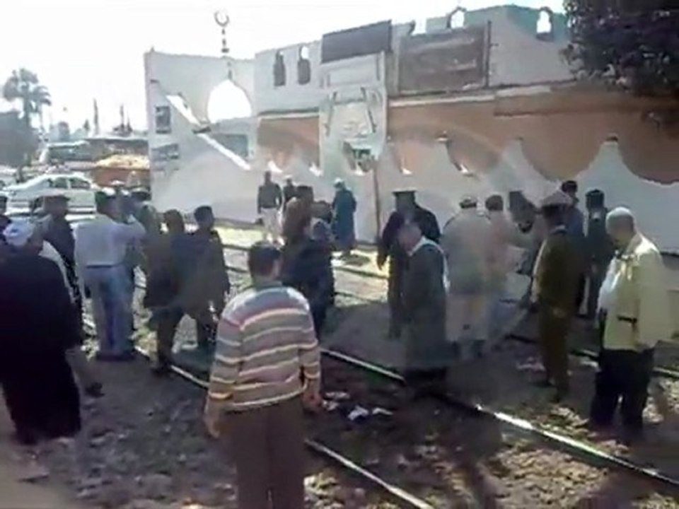عمال شركة النيل لحليج الاقطان يقومون بقطع السكة الحديد