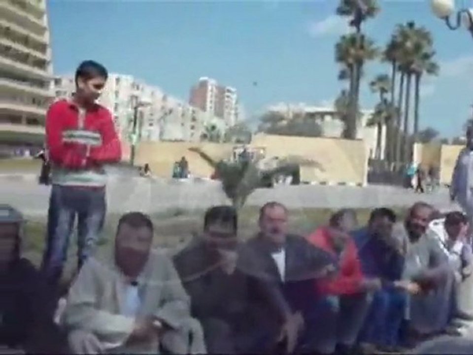 تجار الجملة بسوق العبور يغلقون مبنى المحافظة