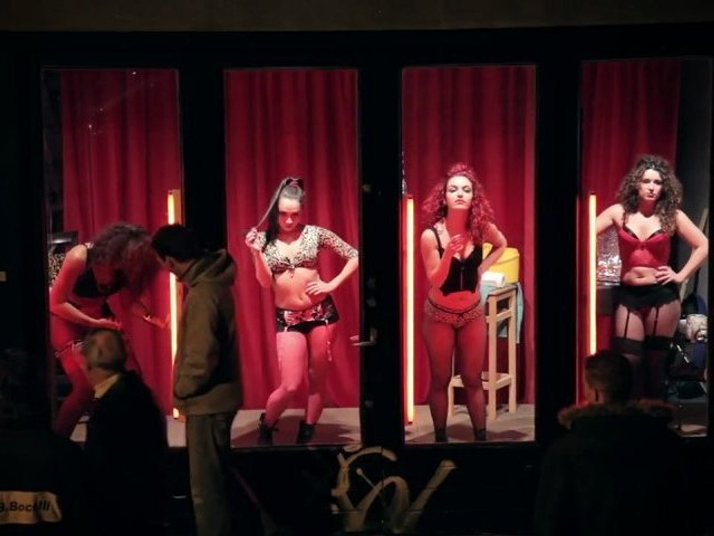Des prostitués dansent au Quartier Rouge... - Vidéo Dailymotion