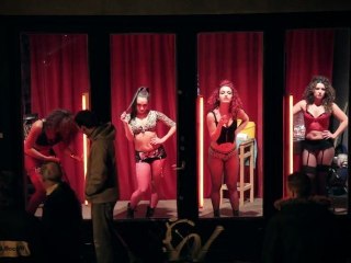 Des prostitués dansent au Quartier Rouge...