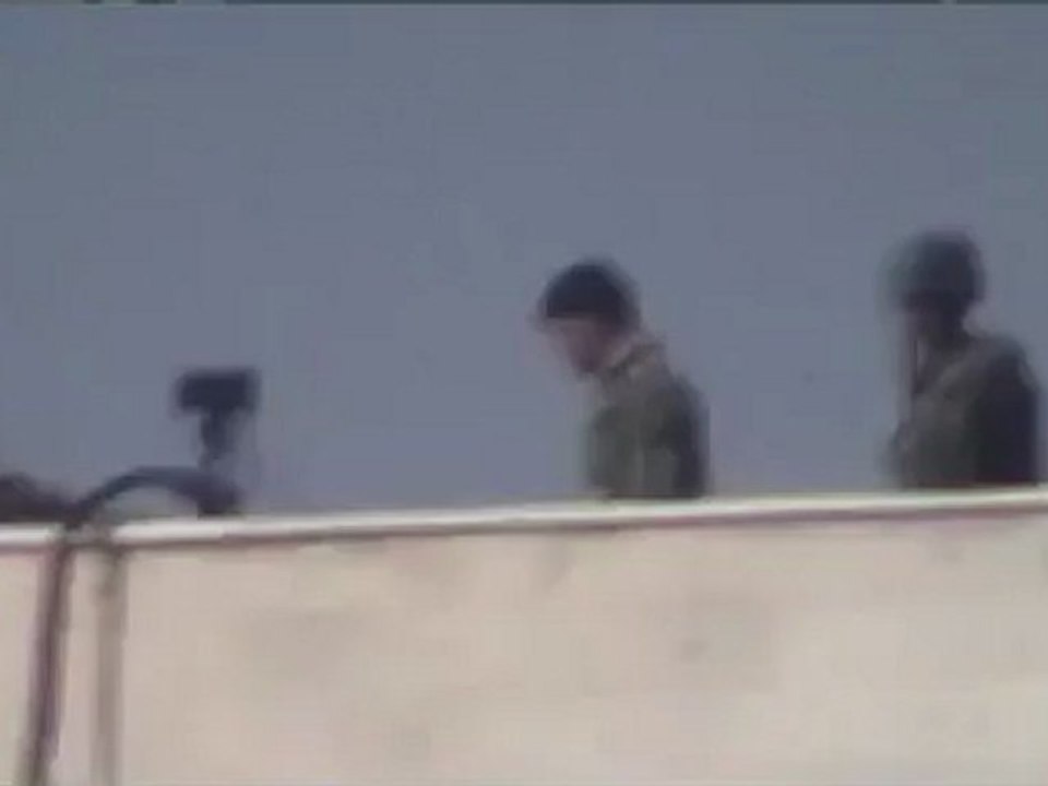 فري برس   حماه   حميدية   الامن والشبيحه ينتشرون على سطح المجمع الطبي 4 4 2012