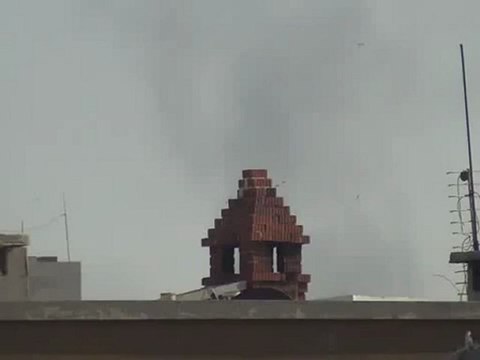 فري برس حمص باب هود دخان يتصاعد بكثافةنتيجة قصف عصابات الاسد للحي 4 4 2012 ج2