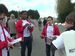 Mais que font les militants de AIDES dans les meetings politiques (épisode 2)