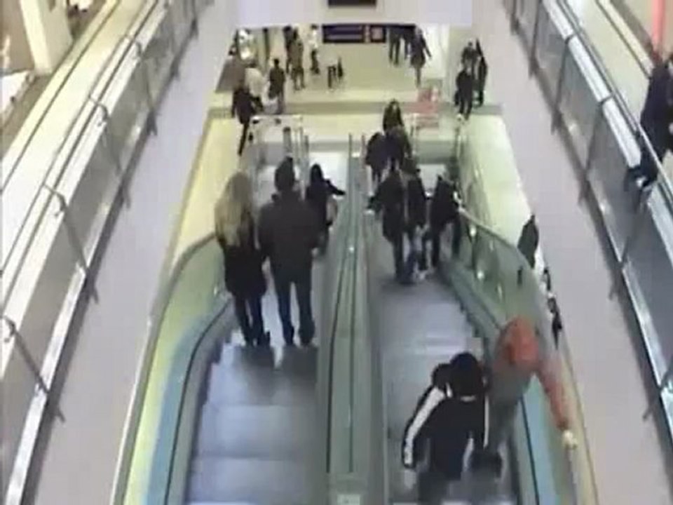 Chute du haut d'un escalator