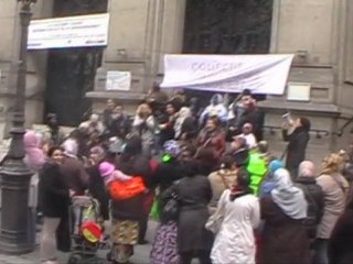 Paris :  des mal-logés manifestent devant la Mairie du 10éme