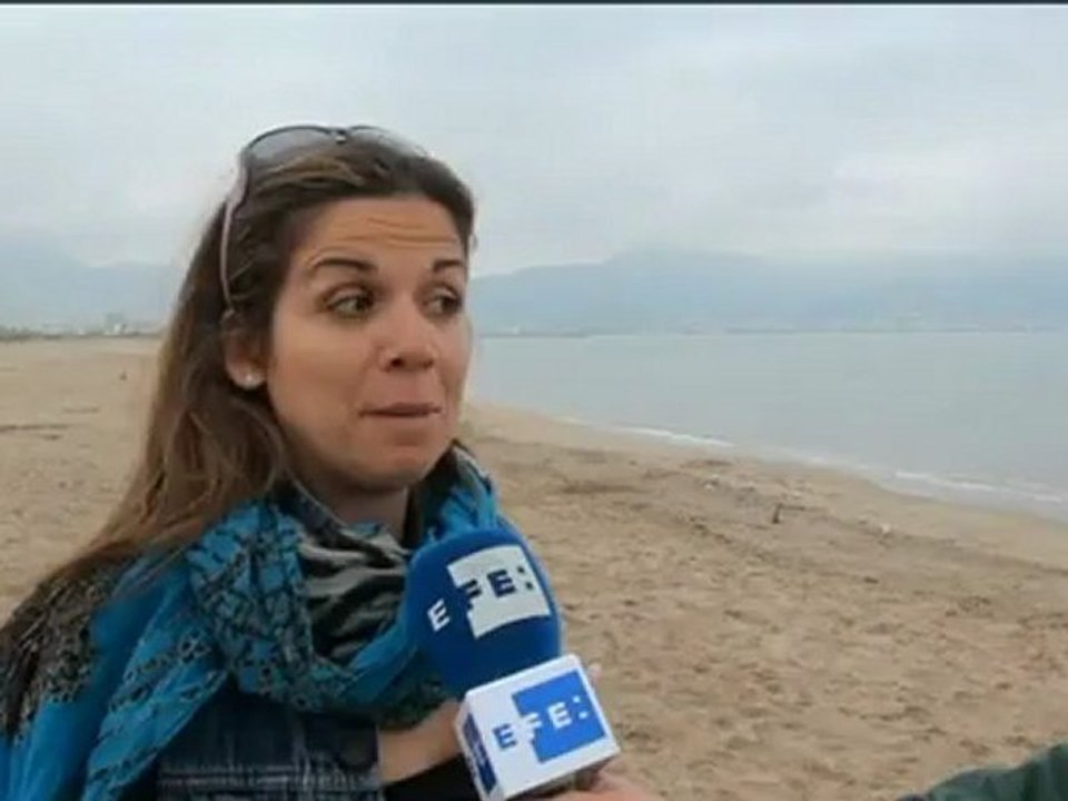 Una playa de la Costa Brava permite a los bañistas acudir con sus perros