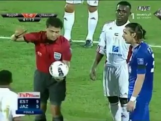 Un gardien de foot touche deux fois une caméra