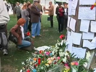 Греки несут цветы и свечи на площадь Синтагма