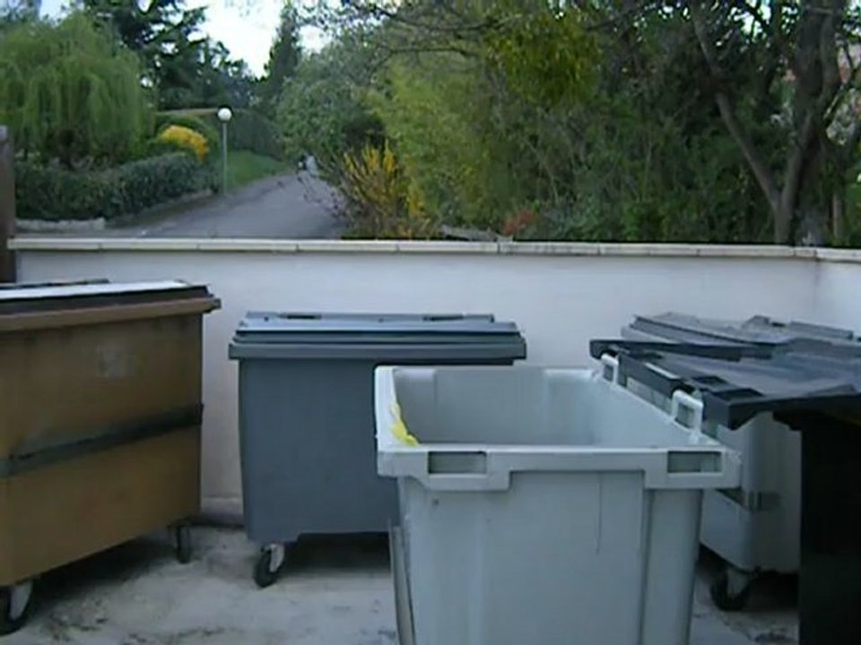 TIR DANS UNE POUBELLE PREMIERE CLIP VIDEO