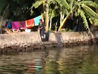 Départ du Coconut Lagoon pour une croisière en  Backwater