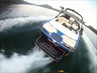 Il surf derrière son bateau sans pilote