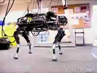 Dört bacaklı yürüyen robot
