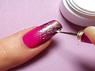 Nail art rapide : un dégradé relevé par une fleur