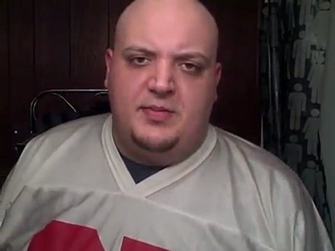 Il se casse des ampoules sur la tête et saigne