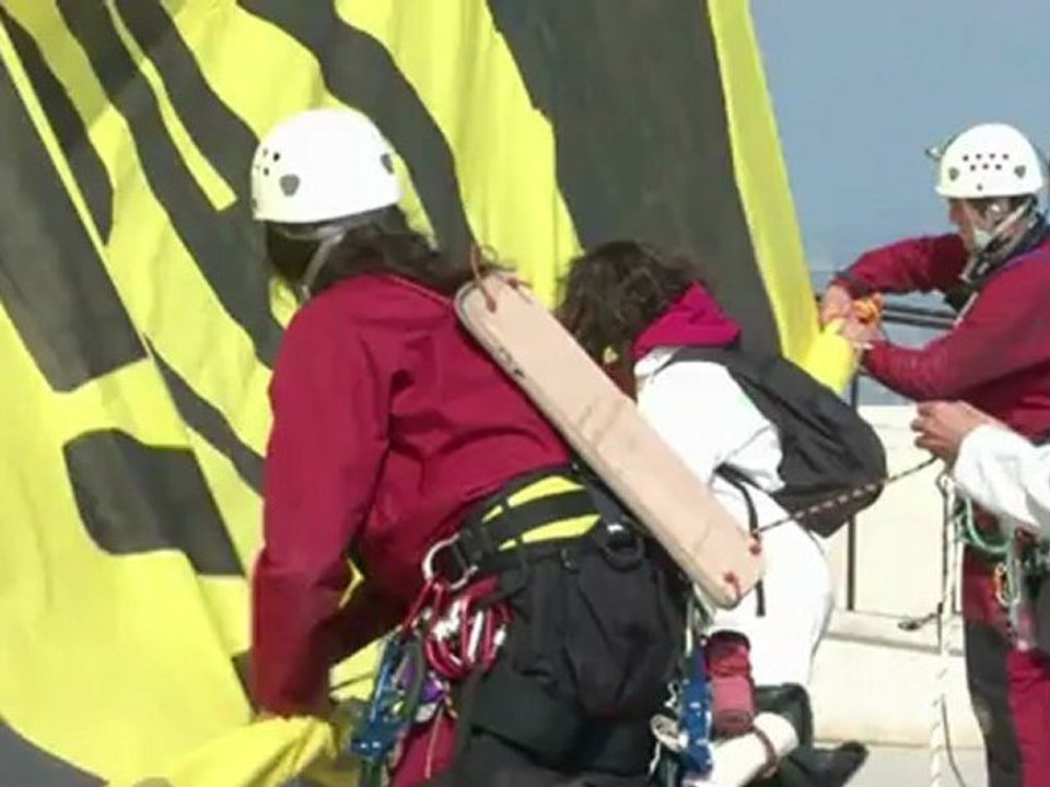 Forages pétroliers: Greenpeace déploie une banderole à Marseille