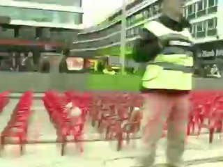 Cadeiras vazias pelas vítimas de Sarajevo