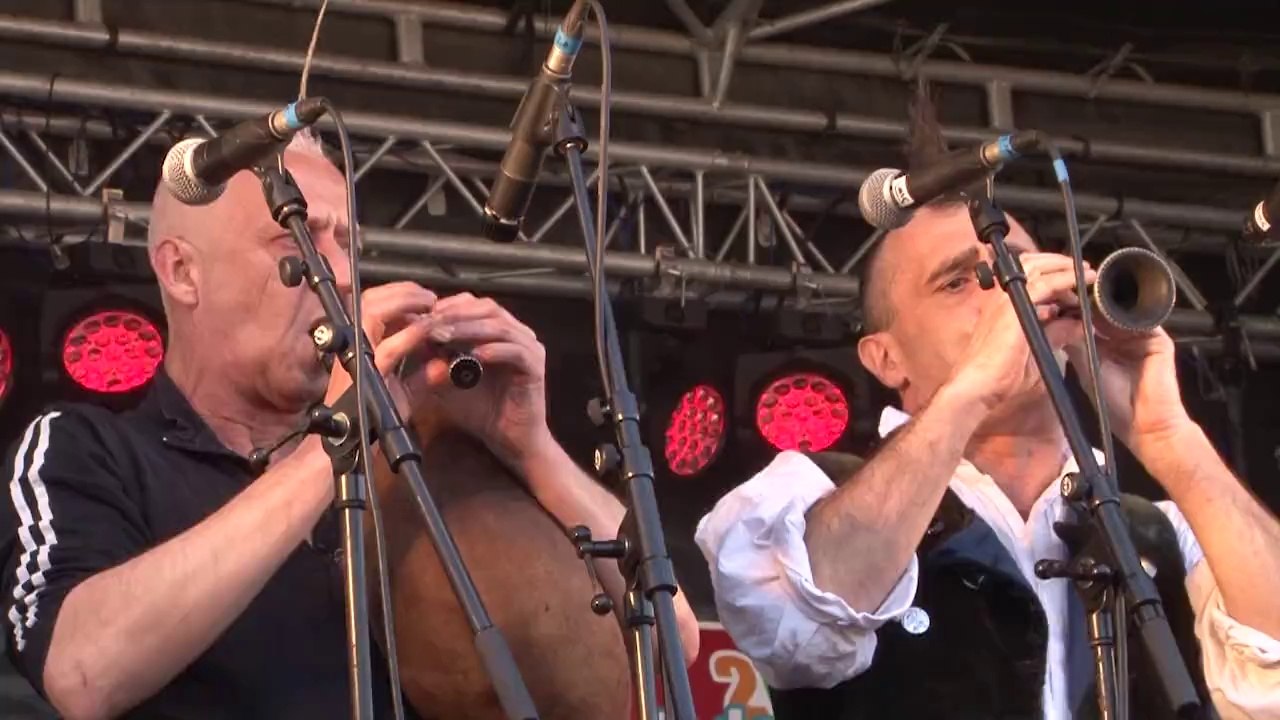 2012 Les Ramoneurs de menhirs gant Louise Ebrel , Manifestadeg evit Brezhoneg * Trigone Production