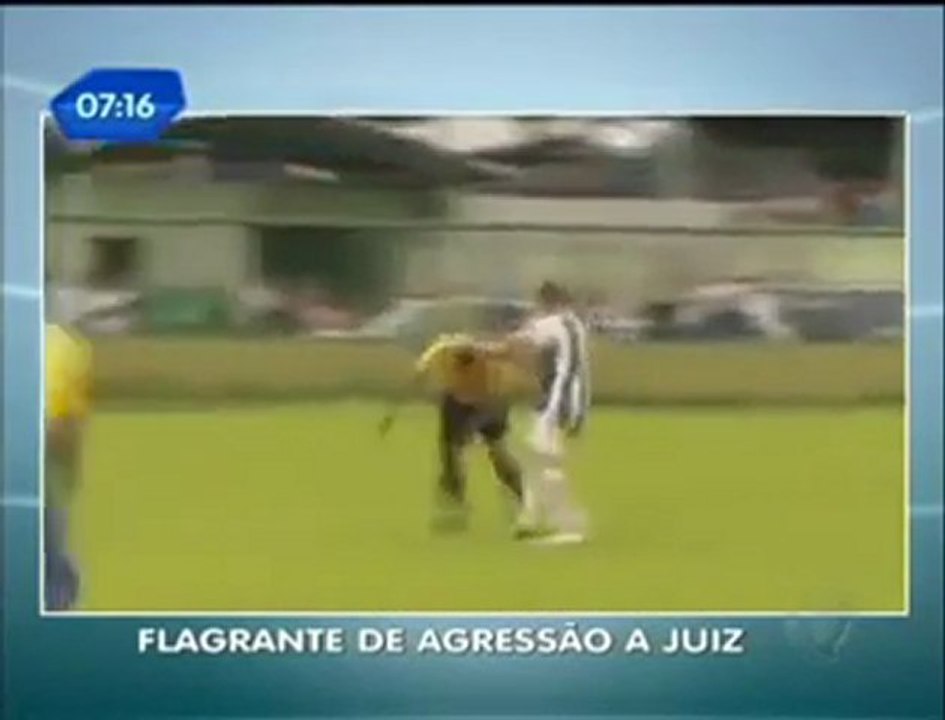 Ποδοσφαιριστής πλακώνει διαιτητή στη Βραζιλία