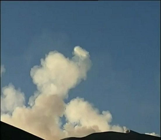 Кольцами облаками там и тут. Дым клубится. Дымовое кольцо в небе. Кольцо дыма в небе. Кольцо из дыма из вулкана.