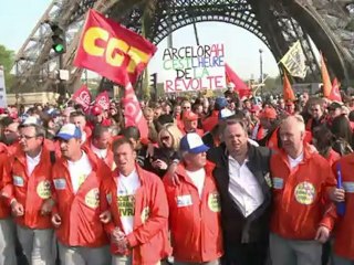 Arrivée des Arcelor au pied de la Tour Eiffel