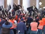 Grecia, lavoratori di porto protestano davanti a Banca...