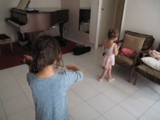 姉妹でヴァイオリンとダンス？