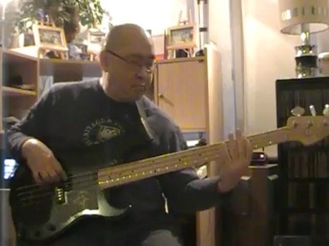 Smooth crimminal MichaelJackson basscover bob roha