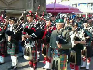 Cacophonie de Pipe band  Écossé en centre ville de Caen