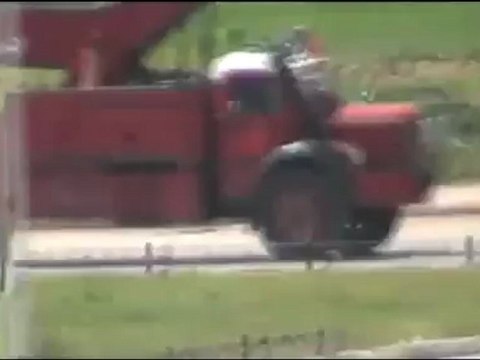 فري برس حمـــاة المحتلة تدمير مصفحه هجمت على المظاهرة 6 4 2012