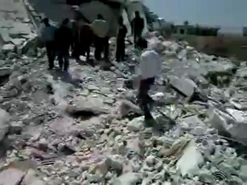 فري برس ادلب تدمير بناية و القتلى تحت الانقاض تفتناز 6 4 2012