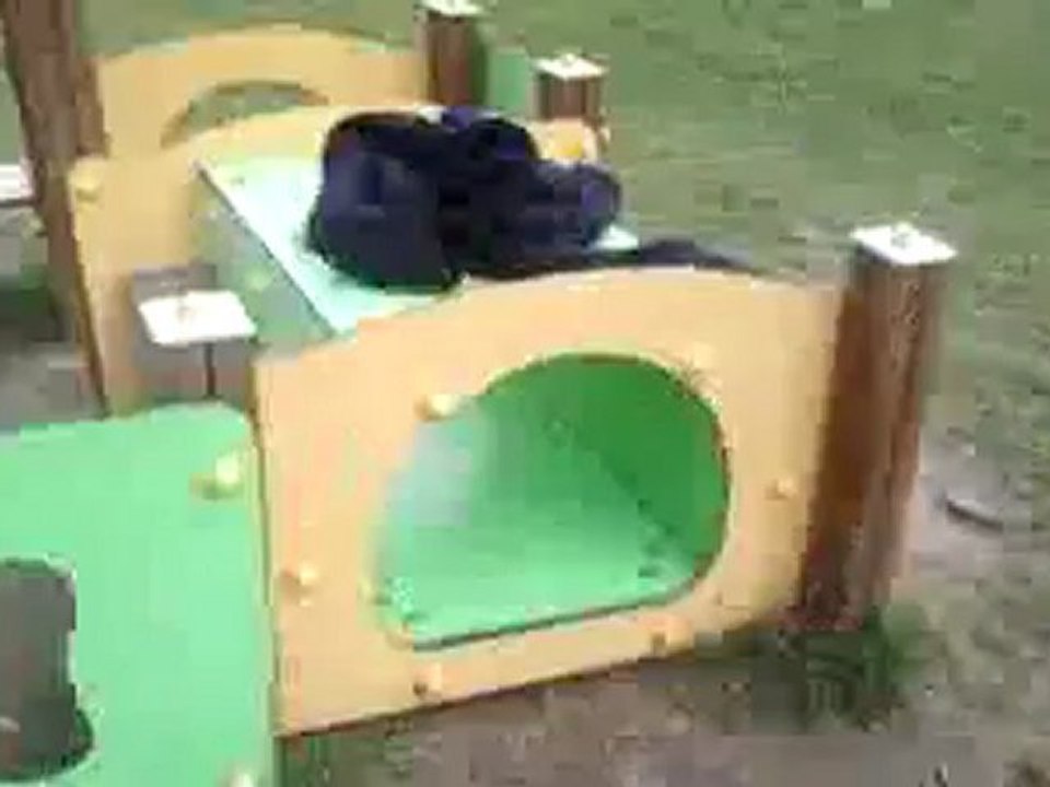 adrien tir qui traverse une  cabane