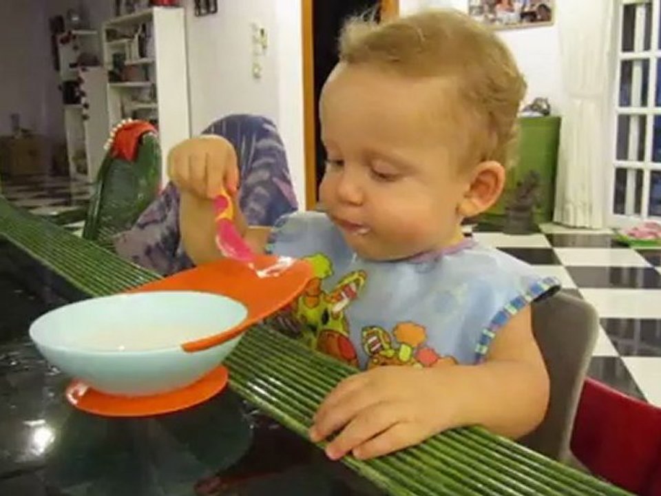 Liam mange son yaourt